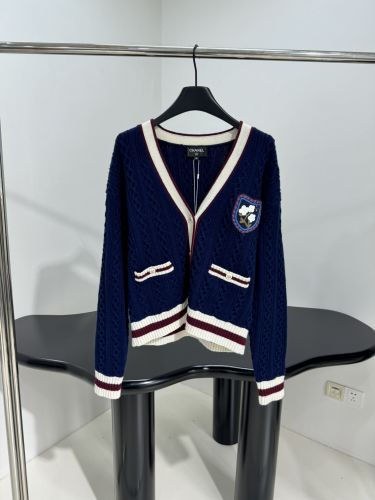 ケーブル編み エンブレム付き Vネックカーディガン シャネル ニット コピー カシミヤ＆ウール ネイビー