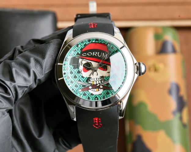 目を引く スカルモチーフ メンズウォッチ コルム 時計 コピー 46mm 腕時計