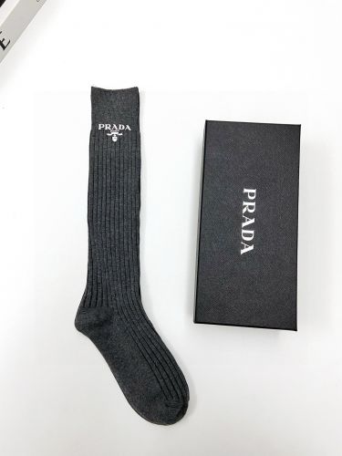 シンプル 上品 ロゴ入り ロングソックス プラダ 靴下 偽物 合わせやすい グレー