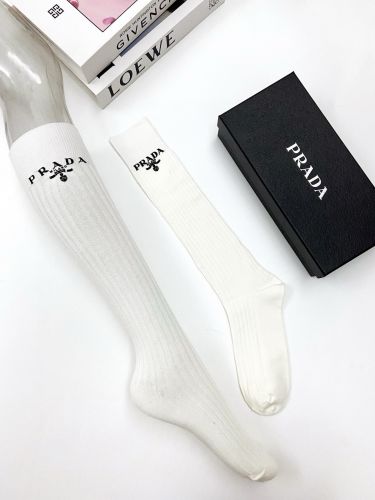 プラダ 靴下 偽物 合わせやすい シンプル 上品 ロゴ入り ロングソックス ホワイト