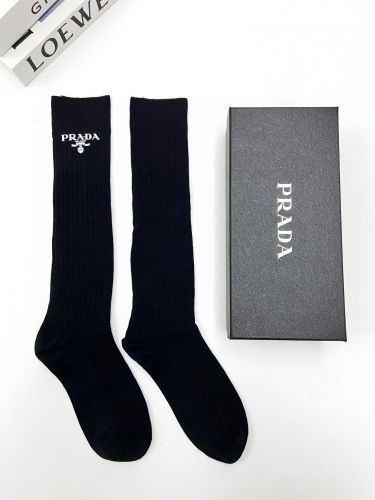 新品未使用レディース♡PRADAプラダ靴下/フリー PRADA（プラダ）の「Prada - プリント ロゴ 靴下 - women