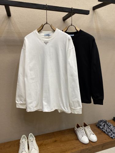 トライアングルロゴ クルーネックスウェットシャツ プラダ Tシャツ 偽物 