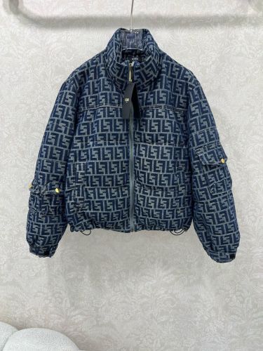 フェンディ ダウンジャケット 偽物 FFロゴ スタンドカラー ダウンブルゾン 