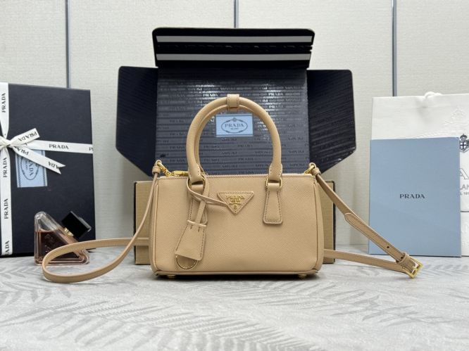 プラダ バッグ スーパーコピー 1BA916 サフィアーノレザー ミニバッグ