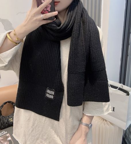 ロゴパッチ付き リブニットマフラー ミュウミュウ スカーフ 偽物 ユニセックス ブラック