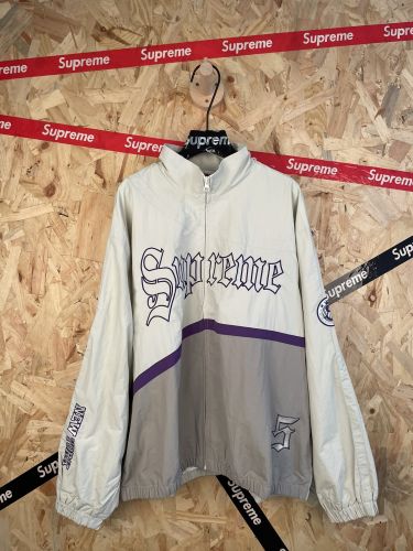 ゴシックロゴ トラックジャケット シュプリーム ジャケット 偽物 ホワイト