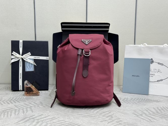 スモール Re-Nylon バックパック プラダ バッグ スーパーコピー ボルドー