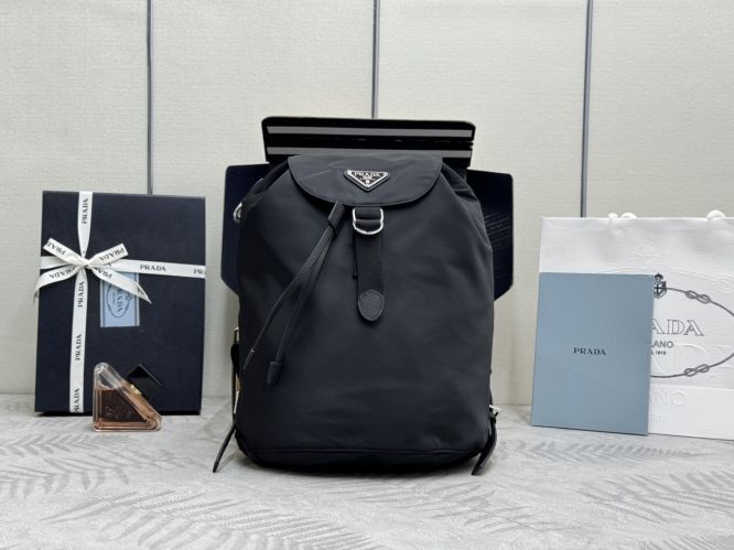 スモール Re-Nylon バックパック プラダ バッグ スーパーコピー ブラック