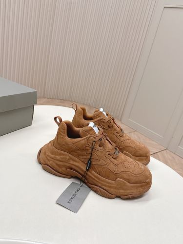 バレンシアガ TRIPLE S SPORTY スエード スニーカー スーパーコピー キャメル