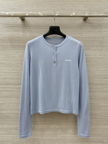 ロゴ入り ヘンリーネック カシミヤ トップス ミュウミュウ Tシャツ コピー ライトブルー