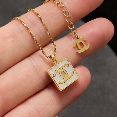 洗練された CCロゴ スクエアネックレス シャネル アクセサリー 偽物