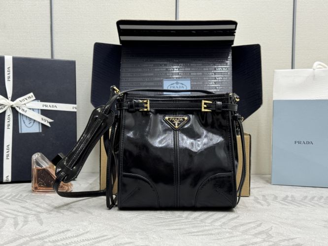 おしゃれ プラダ ブラッシュドレザー ショルダーバッグ コピー ブラック