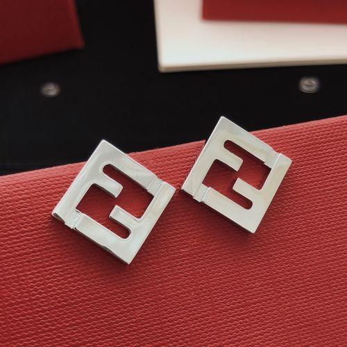 洗練された FF スタッズピアス フェンディ イヤリング 偽物 合わせやすい