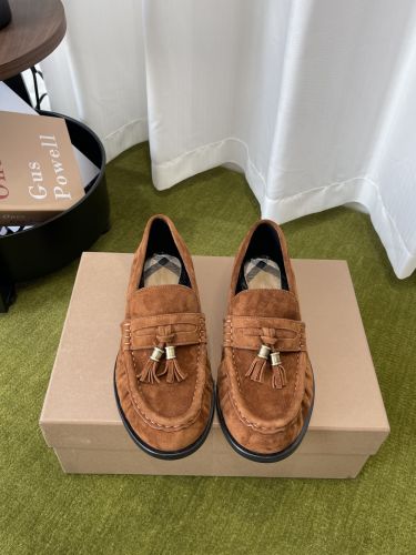 カジュアル 上品 スエード ローファー バーバリー モカシン 偽物 ブラウン