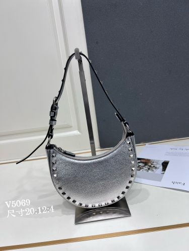 ロックスタッズ ホーボー ショルダーバッグ ヴァレンティノ バッグ 偽物 シルバー