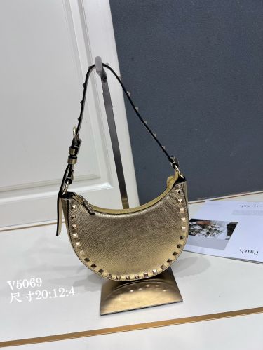 ロックスタッズ ホーボー ショルダーバッグ ヴァレンティノ バッグ 偽物 ゴールド