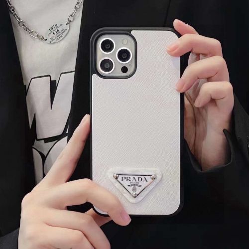 プラダ スマホケース 偽物 アイフォンケース トライアングルロゴ付き iPhone17