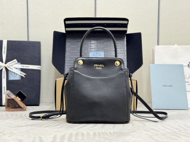プラダ キャリー ミニ レザー ハンドバッグ スーパーコピー 1BA496 ブラック