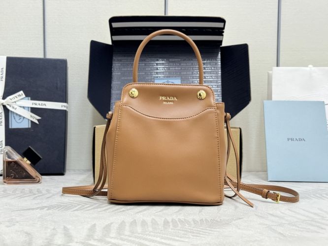 プラダ キャリー ミニ レザー ハンドバッグ スーパーコピー 1BA496 キャメル