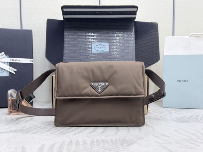 プラダ スモール パデッド Re-Nylon ショルダーバッグ コピー 1BD313 ブラウン