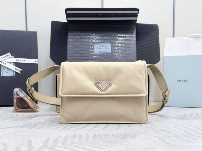プラダ スモール パデッド Re-Nylon ショルダーバッグ コピー 1BD313 ベージュ