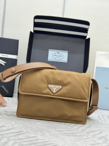 プラダ スモール パデッド Re-Nylon ショルダーバッグ コピー 1BD313 キャメル