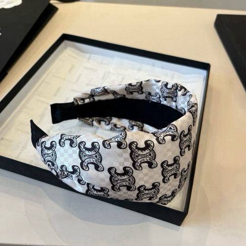 おしゃれ トリオンフ 総柄 ヘアアクセサリー セリーヌ カチューシャ 偽物