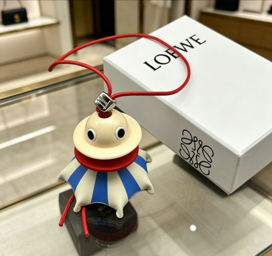 UFO パズ チャーム ロエベ キーホルダー コピー 合わせやすい