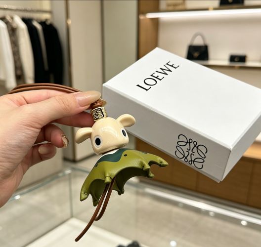 人気 キウイ パズ チャーム ロエベ キーホルダー コピー 合わせやすい