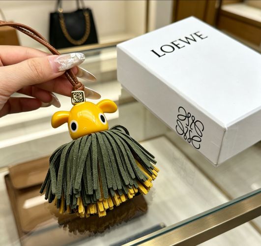 ダンディ パズ チャーム ロエベ キーホルダー コピー 合わせやすい