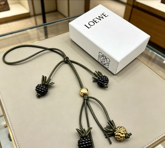 ベリー チャーム ロエベ キーホルダー コピー おしゃれ 合わせやすい