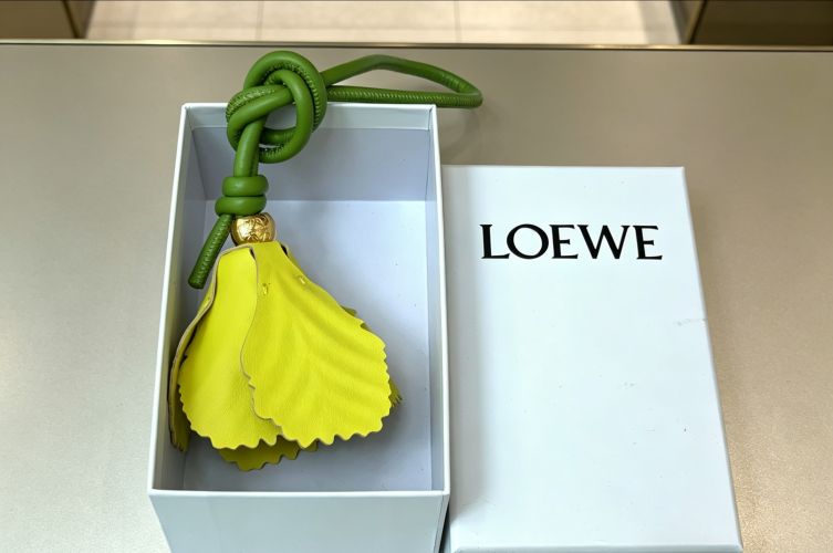 チューリップ チャーム ロエベ キーホルダー コピー 合わせやすい