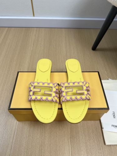 カジュアル 人気 バゲット フェンディ サンダル コピー スライドサンダル 刺繍入り イエロー