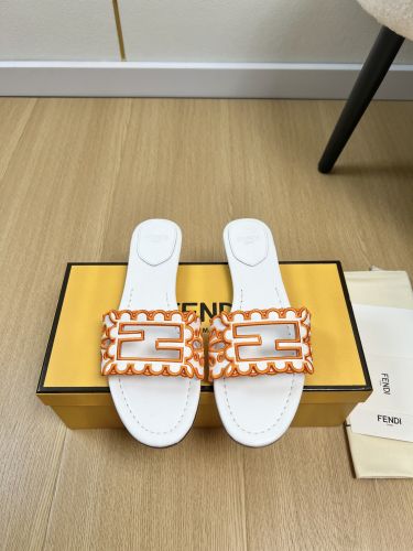 刺繍入り バゲット スライドサンダル カジュアル 人気 フェンディ サンダル コピー ホワイト