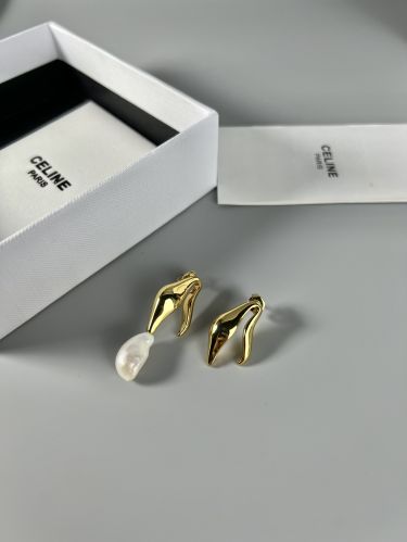 スタイリッシュ アシンメトリーピアス セリーヌ イヤリング 偽物 