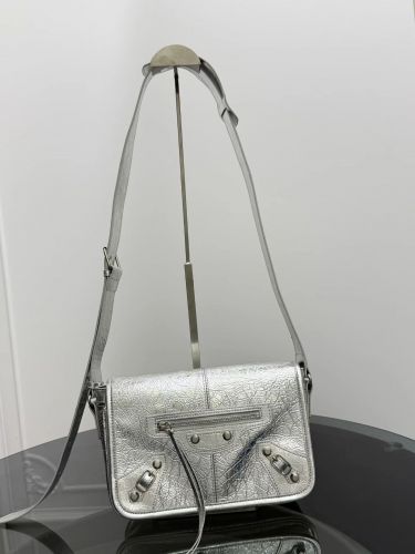 お洒落 バレンシアガ バッグ 偽物 レザー ショルダーバッグ シルバー