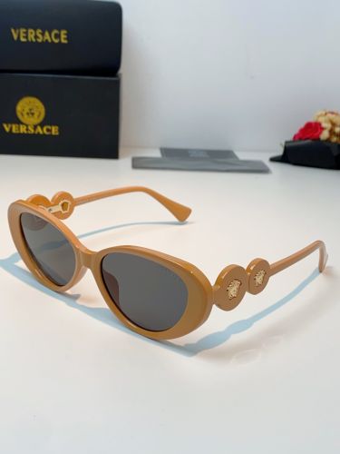 スタイリッシュ メドゥーサ キャットアイ ヴェルサーチ サングラス 偽物 ベージュ