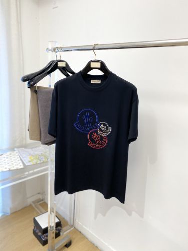 目を引く ロゴ刺繍 モンクレール Tシャツ 偽物 クルーネック 半袖Tシャツ ブラック