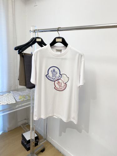 目を引く ロゴ刺繍 モンクレール Tシャツ 偽物 クルーネック 半袖Tシャツ ホワイト