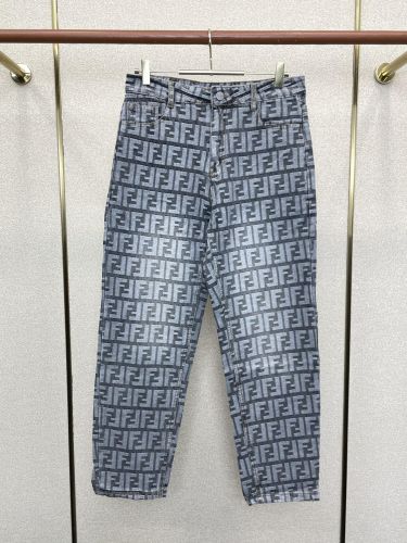 FF総柄 テーパード デニムパンツ フェンディ ジーンズ 偽物 合わせやすい