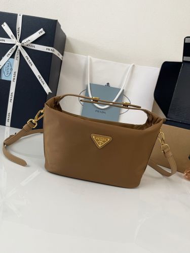 洗練された プラダ シェリ Re-Nylon ミニ バッグ スーパーコピー 1BC302 ブラウン