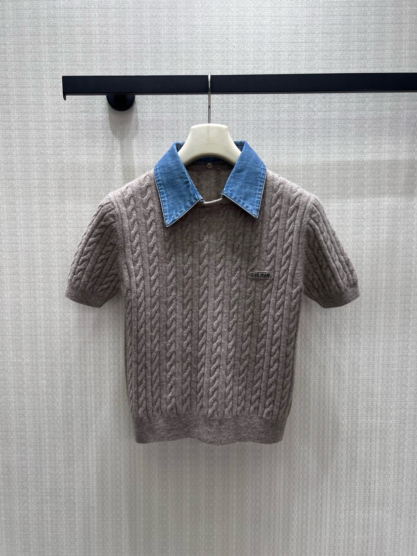 ミュウミュウ ニット 偽物 ウール＆カシミヤ デニム襟付き ケーブルニット 半袖トップス