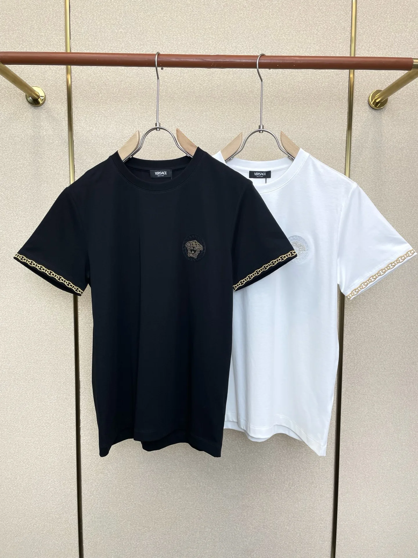 メデューサ刺繍 クルーネック 半袖Tシャツ ヴェルサーチ Tシャツ 偽物 合わせやすい