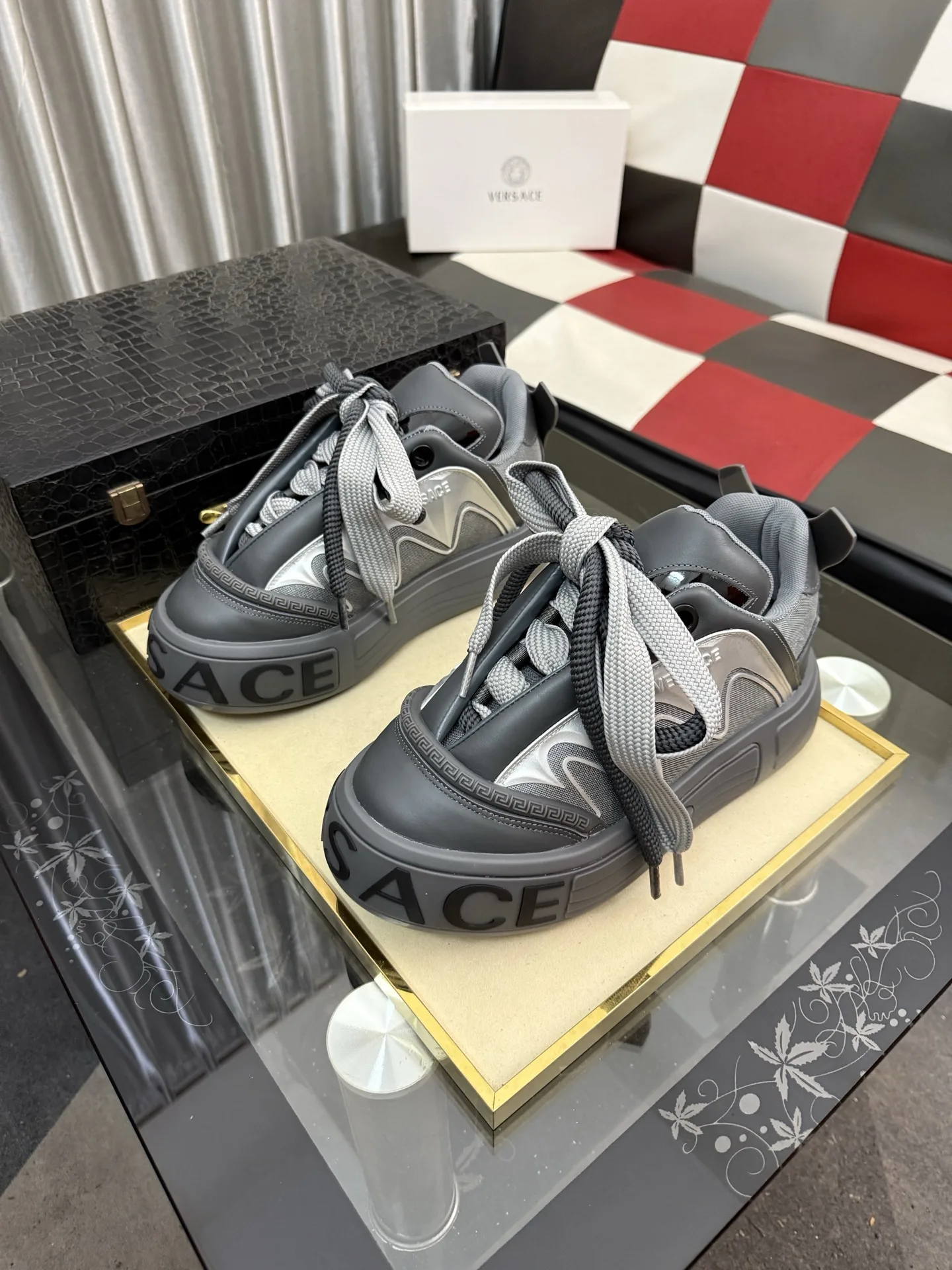 注目される スタイリッシュ 厚底スニーカー ヴェルサーチ スニーカー コピー メンズシューズ グレー