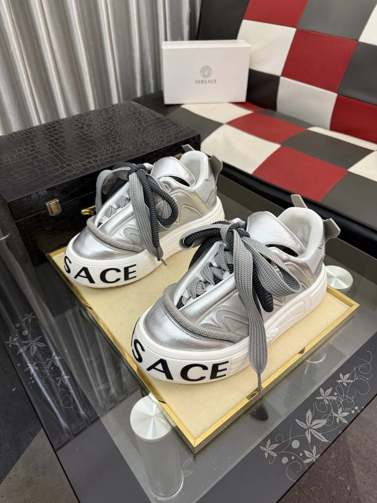 注目される スタイリッシュ 厚底スニーカー ヴェルサーチ スニーカー コピー メンズシューズ シルバー