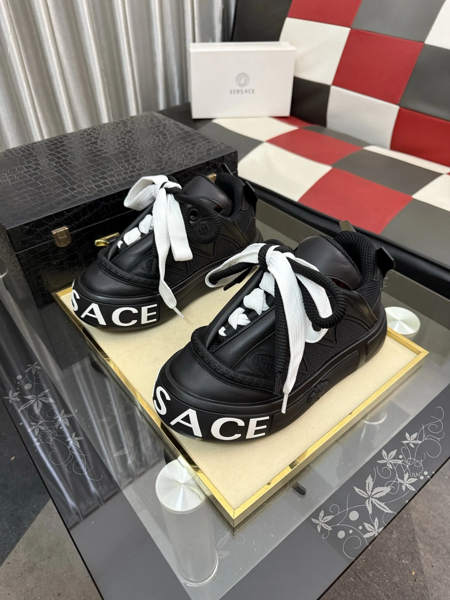 注目される スタイリッシュ 厚底スニーカー ヴェルサーチ スニーカー コピー メンズシューズ ブラック