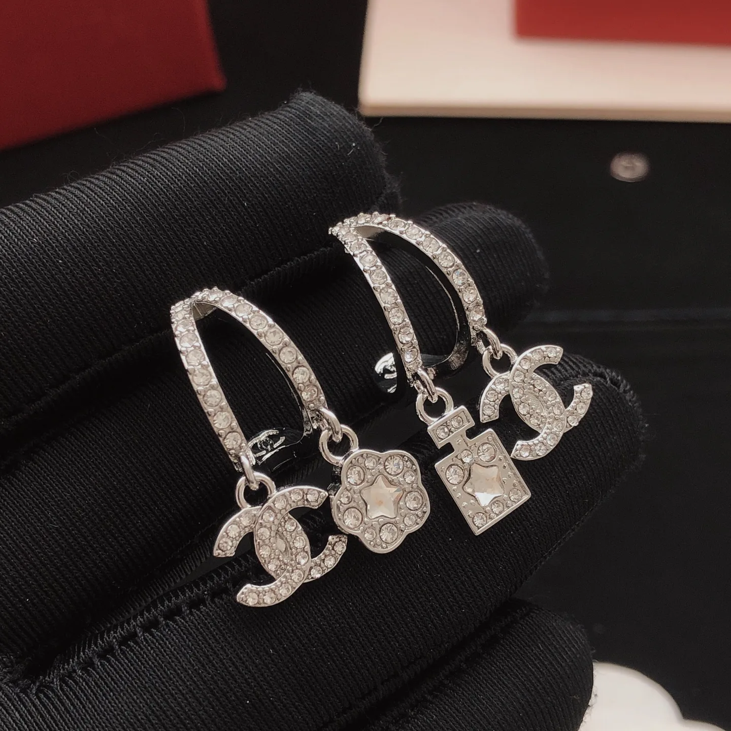 洗練された CCロゴｘカメリアフープ ピアス 2連 シャネル イヤリング 偽物
