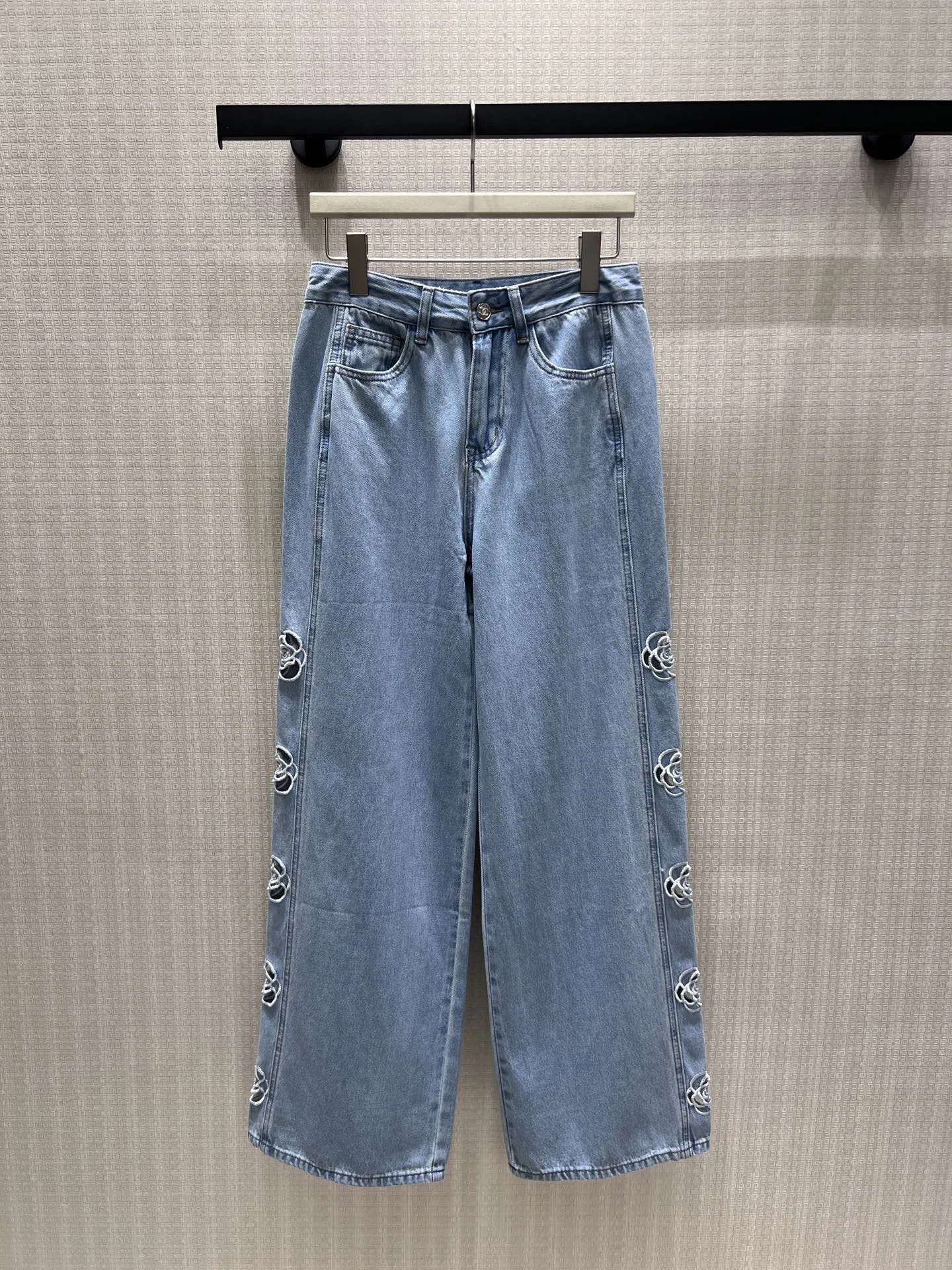 お洒落 シャネル ジーンズ 偽物 カットアウト フラワー刺繍 デニムパンツ
