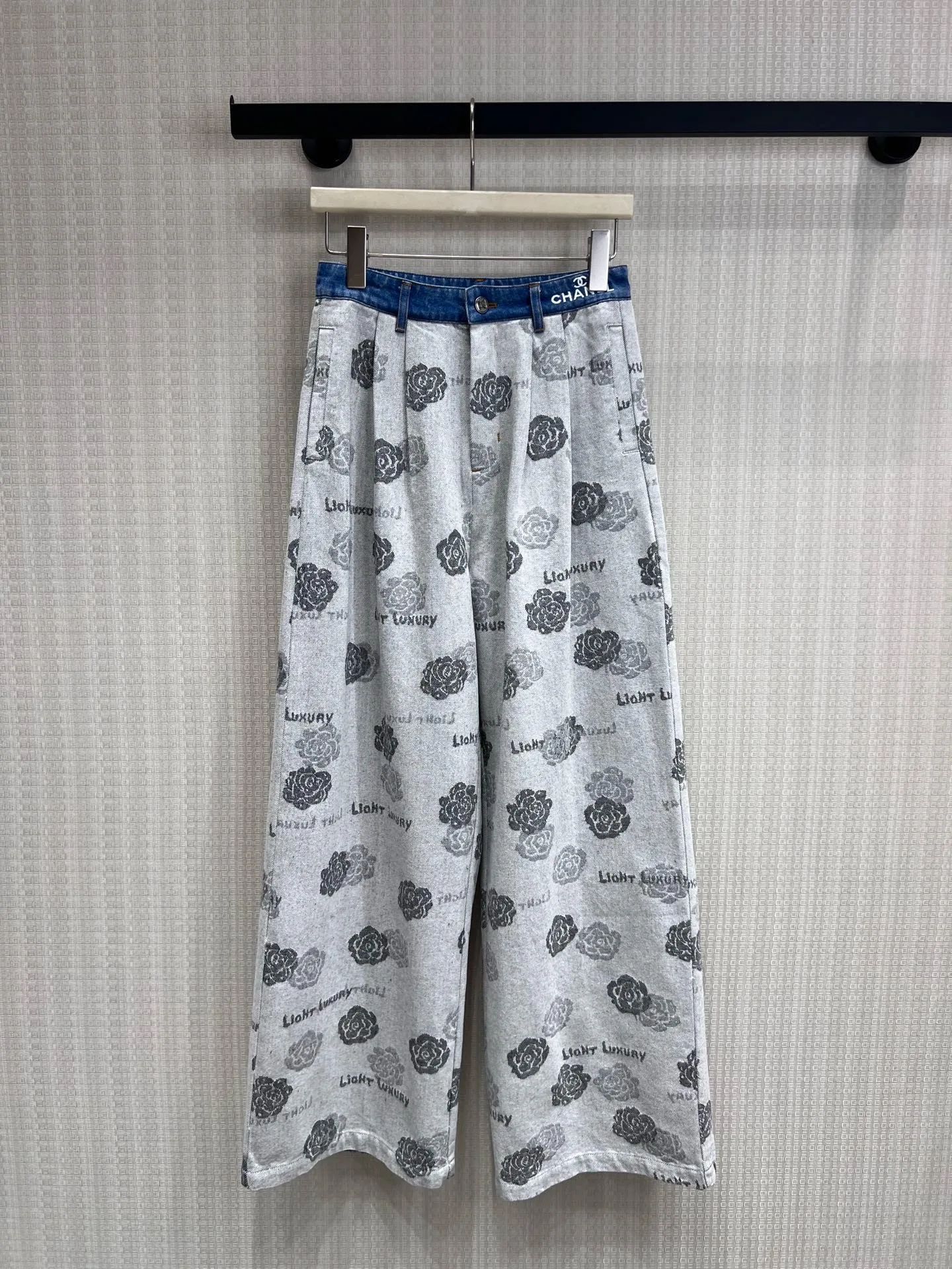 目を惹く カメリア柄 切り替え デニムパンツ シャネル ジーンズ 偽物