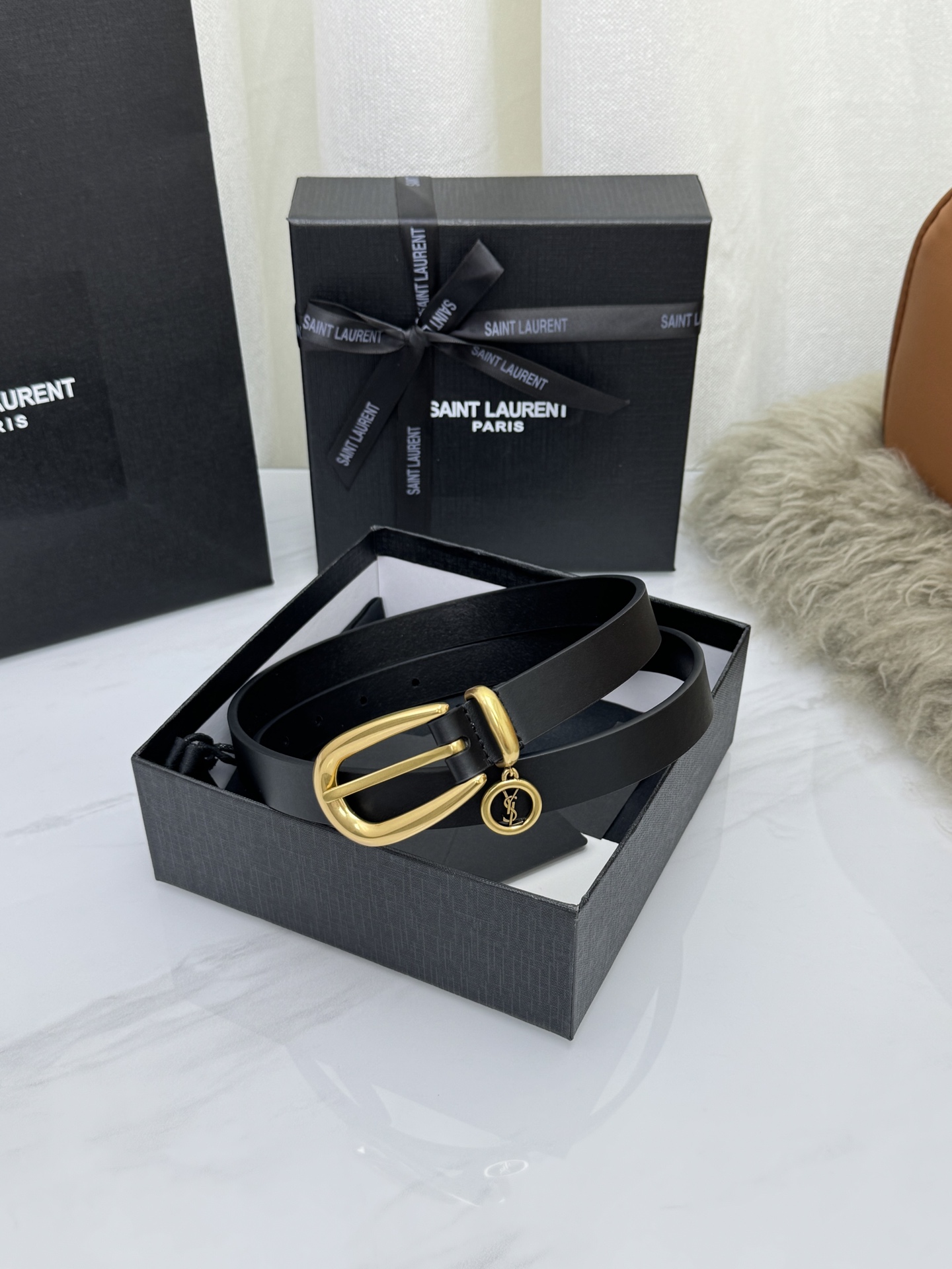 洗練された YSL レザー ナローベルト イヴ・サンローラン ベルト 偽物 ブラック